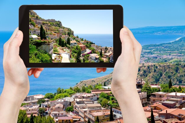 Touriste prenant la photo de la ville de Taormina