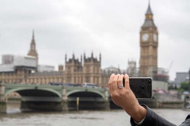 Touriste prenant des photos au pont de Londres