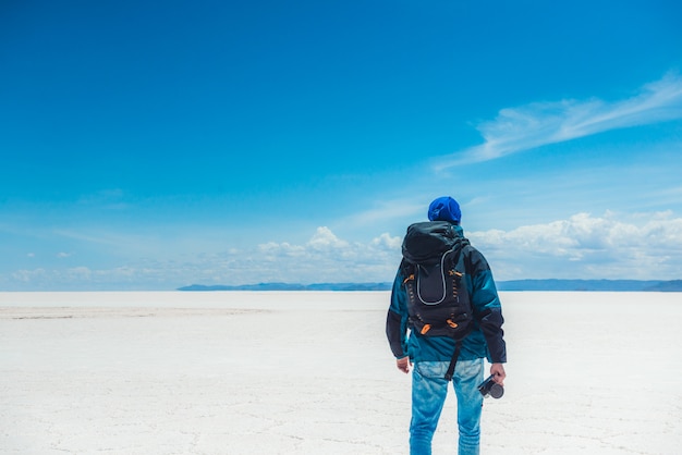 Touriste prenant plaisir au Salar de Uyuni