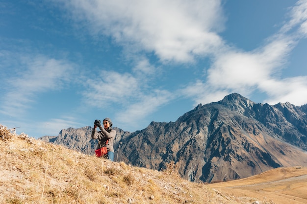 Touriste prend une photo du paysage de montagne.