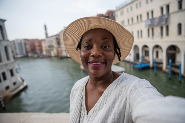 Un touriste prend un selfie à Venise pendant ses vacances femme visitant l'Italie