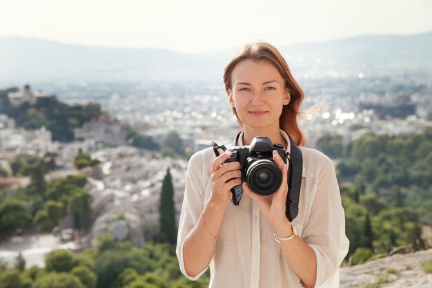 Le touriste près de l'Acropole d'Athènes Grèce