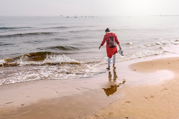 Touriste profitant de la solitude et d'elle-même sur la plage