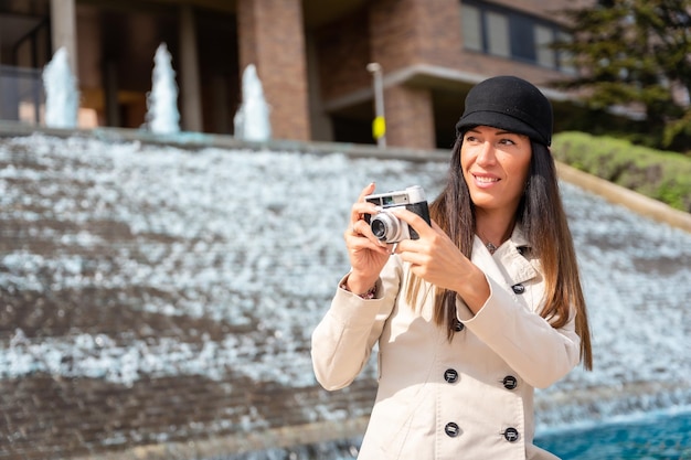 Une touriste qui prend des photos pendant ses vacances d'été dans la ville