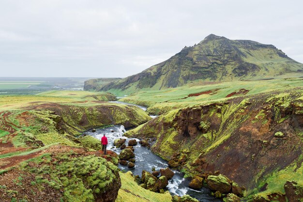 Touriste en randonnée en Islande près de la rivière Skoga