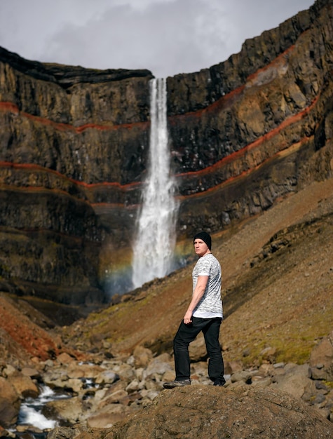 Touriste regardant la cascade d'oxarafoss en islande