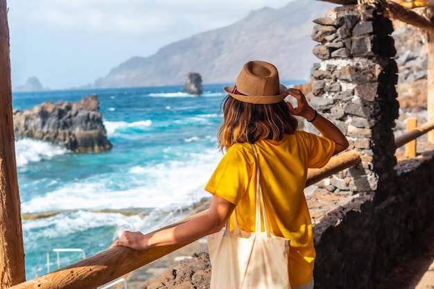 Un touriste regardant les piscines de la zone de loisirs de La Maceta sur l'île d'El Hierro Canaries