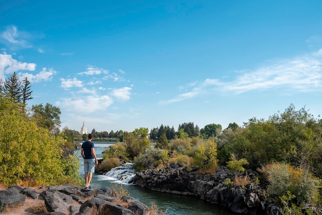 Touriste regardant le temple debout sur un rocher dans les célèbres chutes d'eau de l'Idaho