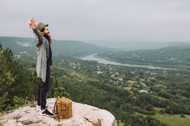 Le touriste regarde le beau paysage d'été.