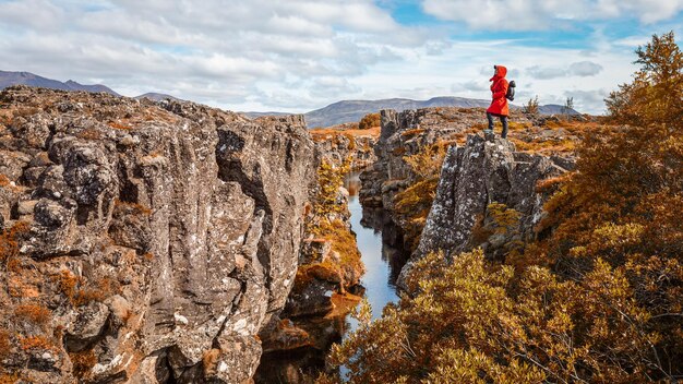 Une touriste regarde le canyon.l'Islande.