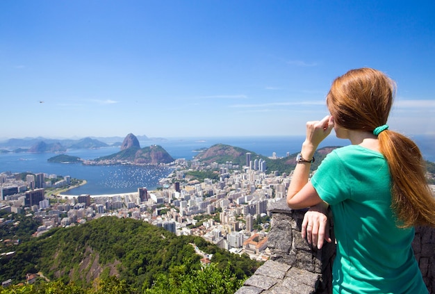 Une touriste regarde le paysage de Rio