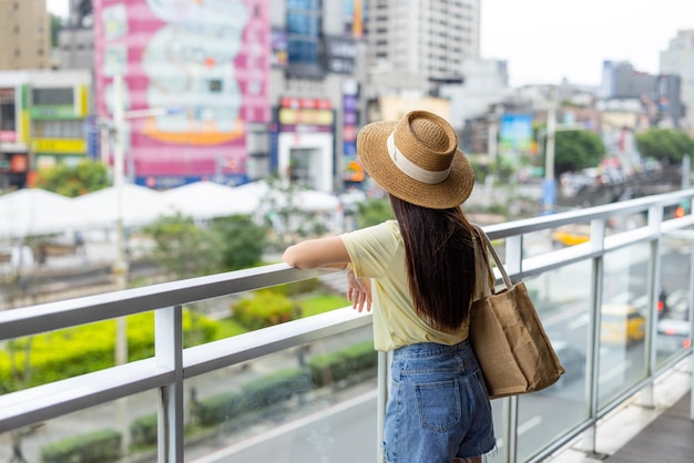Une touriste regarde la ville de Keelung à Taïwan