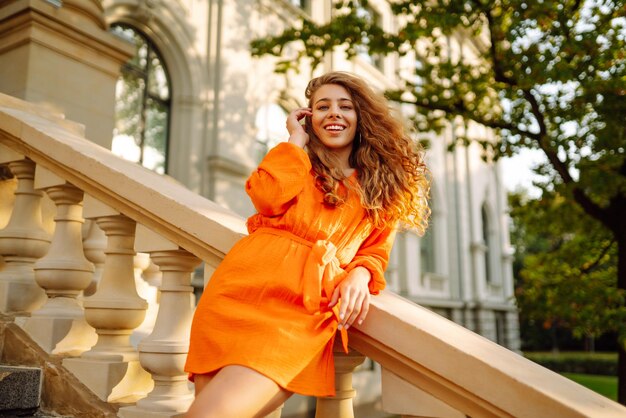 Une touriste en robe lumineuse profite des vues de la ville par une journée ensoleillée Concept de mode de vie