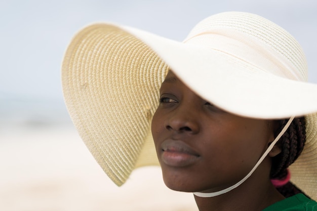 Touriste routard femme afro-américaine sur la plage de la mer