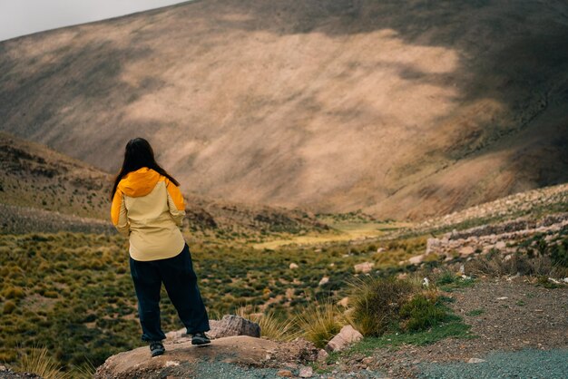 touriste sur la route qui mène aux salines de Salinas Grandes près de Purmamarca