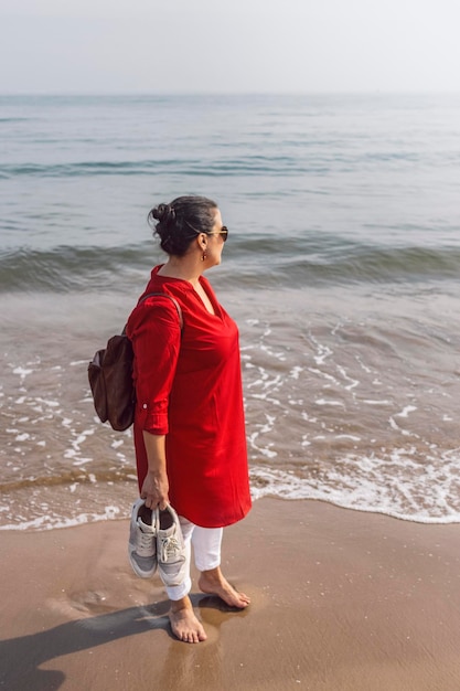 Touriste s'amusant à se promener le long du bord de mer