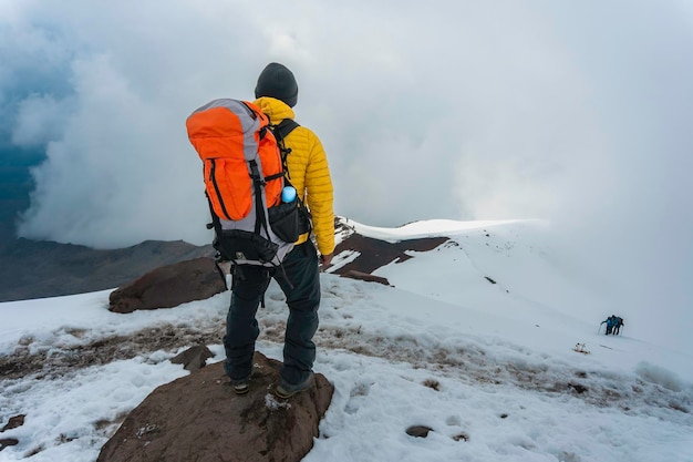 Touriste avec un sac à dos et panorama sur la montagne