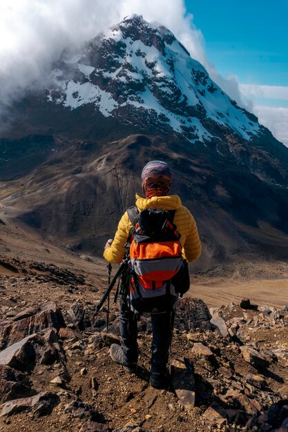 Touriste avec un sac à dos et panorama sur la montagne