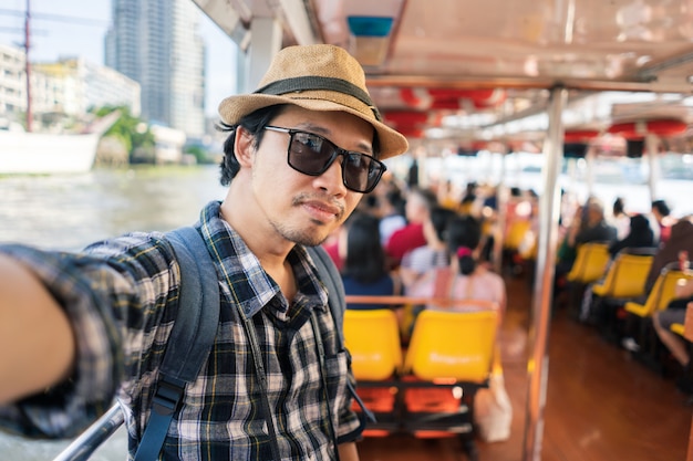 Touriste de sac de sac de l&#39;homme asiatique prendre un selfie en voyageant à la Thaïlande.