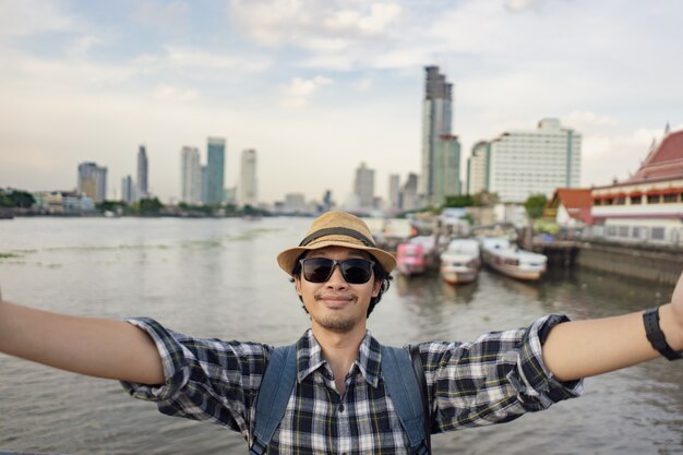 Touriste de sac de sac de l&#39;homme asiatique prendre un selfie en voyageant à la Thaïlande.