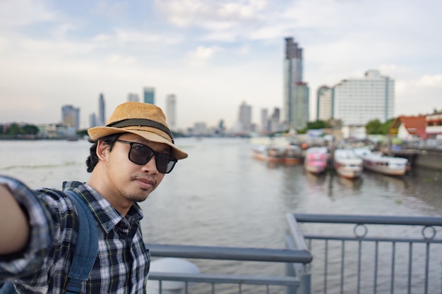 Touriste de sac de sac de l&#39;homme asiatique prendre un selfie en voyageant à la Thaïlande.