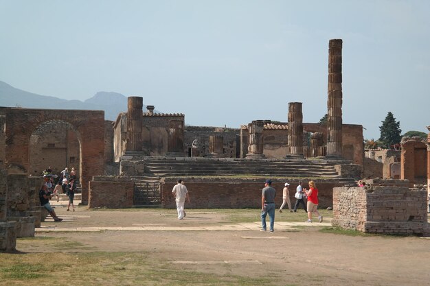 Photo touriste à scavi di pompei contre le ciel