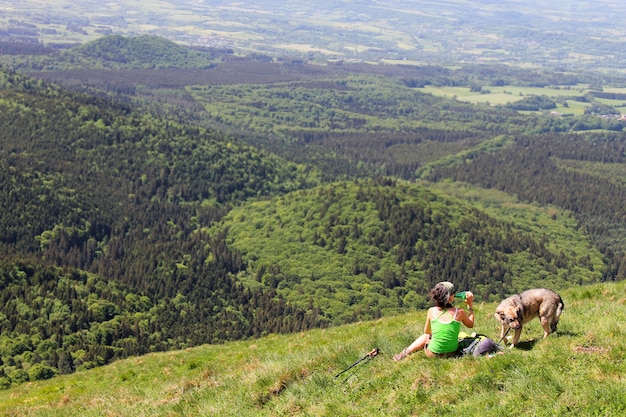 Touriste se détendre et regarder le paysage