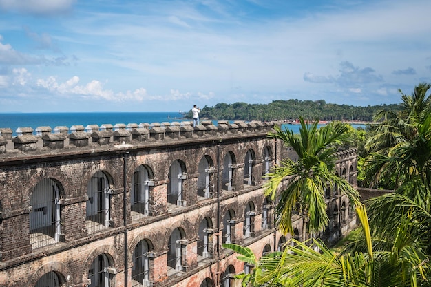 Le touriste se dresse sur le toit de la prison de Port Blair