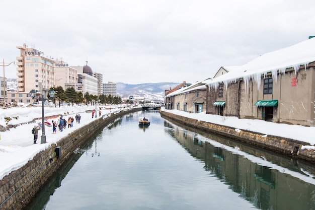 Touriste se promenant sur le sentier à côté du canal Otaru