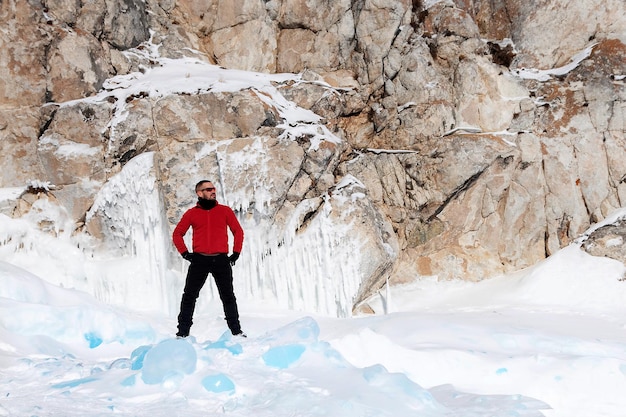 Touriste sportif sur le fond du paysage glacé du lac Baïkal