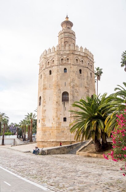 Le touriste Torre del Oro à Séville à côté du fleuve Guadalquivir Andalousie Espagne