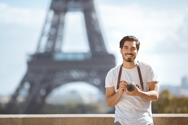 Touriste Touristique avec appareil photo prenant des photos devant la Tour Eiffel, Paris,