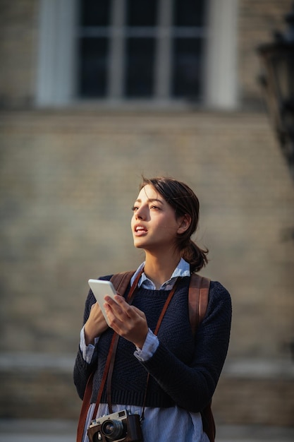 Touriste utilisant le téléphone tout en visitant la ville