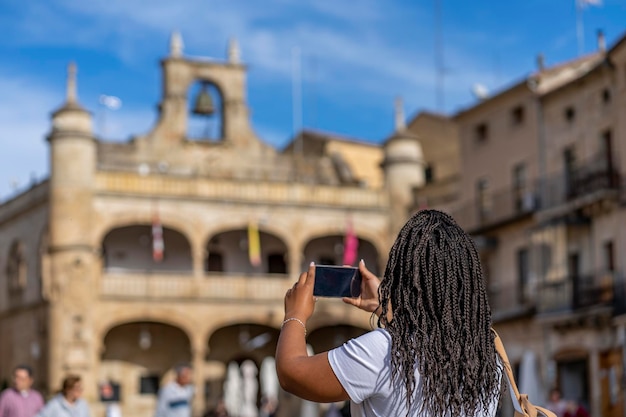 Touriste en vacances prenant une photo avec un téléphone dans le célèbre village de Ciudad Rodrigo à Salamanque