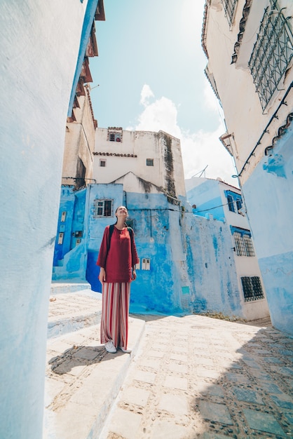 Touriste en vêtements asiatiques dans les rues de la ville bleue du maroc