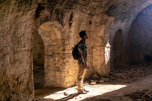 Touriste visitant les donjons de certaines ruines antiques