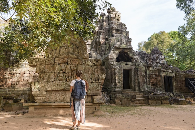 Un touriste visitant les ruines d&#39;Angkor au milieu de la jungle