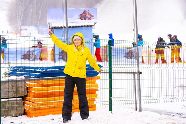 Les touristes aiment jouer au ski et au snowboard dans la station de ski en vacances.