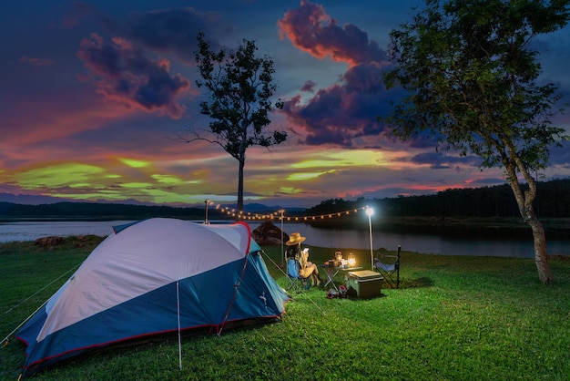 Touristes appréciant le camping au bord du lac