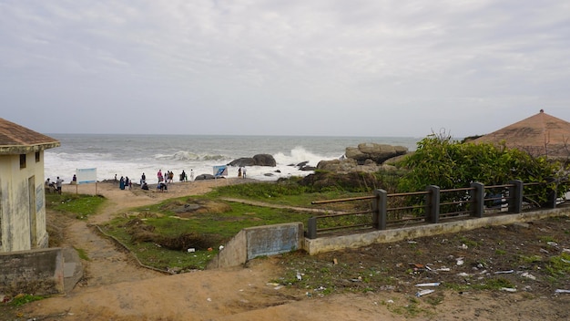 Touristes appréciant le magnifique paysage pittoresque de Muttom beachPlace pollué par des détritus