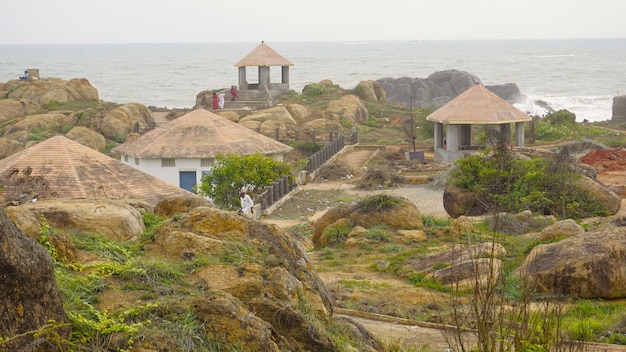 Photo touristes appréciant le magnifique paysage pittoresque de muttom beachplace pollué par des détritus