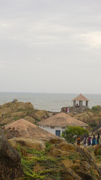 Touristes appréciant le magnifique paysage pittoresque de Muttom beachPlace pollué par des détritus