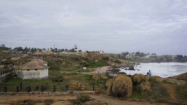 Photo touristes appréciant le magnifique paysage pittoresque de muttom beachplace pollué par des détritus