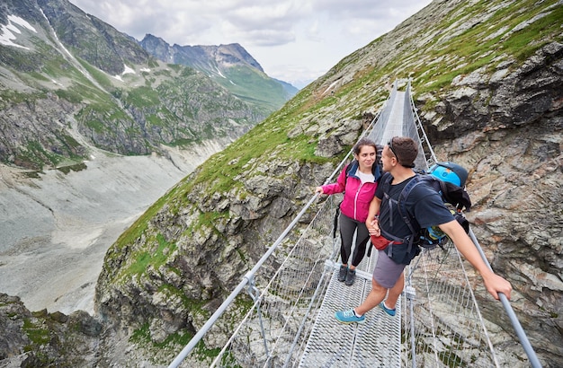 Touristes appréciant le paysage des montagnes