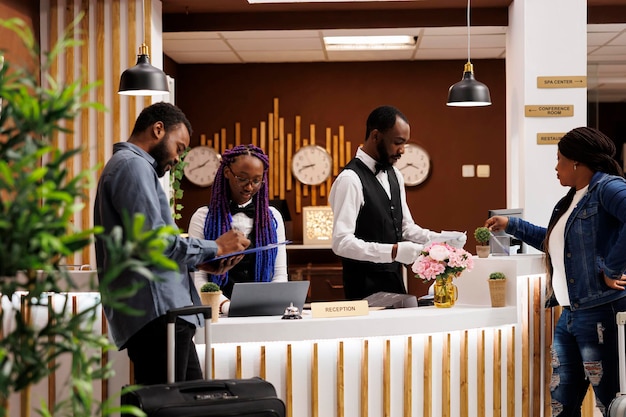 Touristes arrivant à la station balnéaire