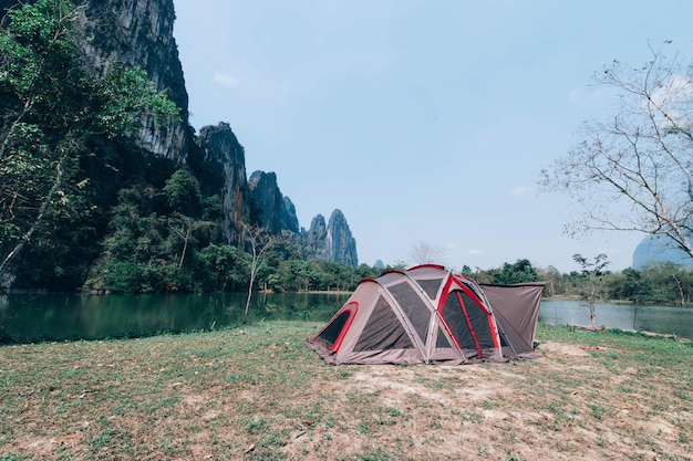 Touristes asiatiques campant la nuit sur la côte de l'attraction touristique du Laos