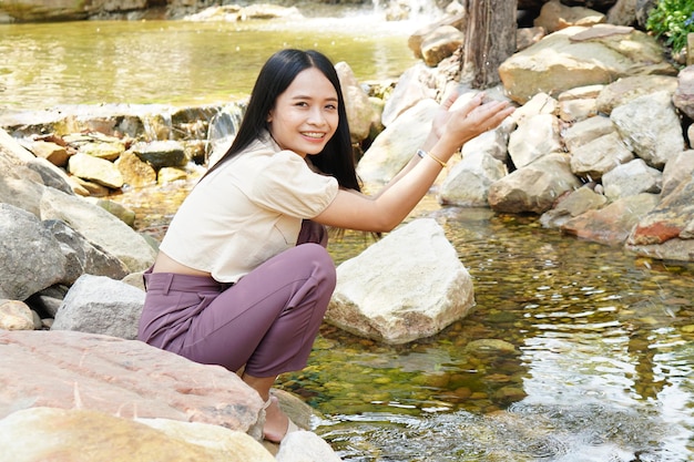 Les touristes asiatiques sourient joyeusement