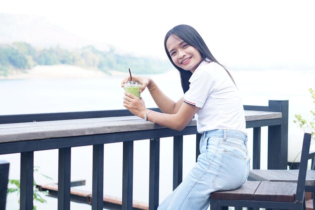 Les touristes asiatiques sourient joyeusement