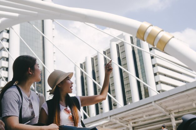 Photo des touristes assis dans la ville contre le ciel