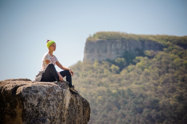 Touristes assis seul sur la montagne